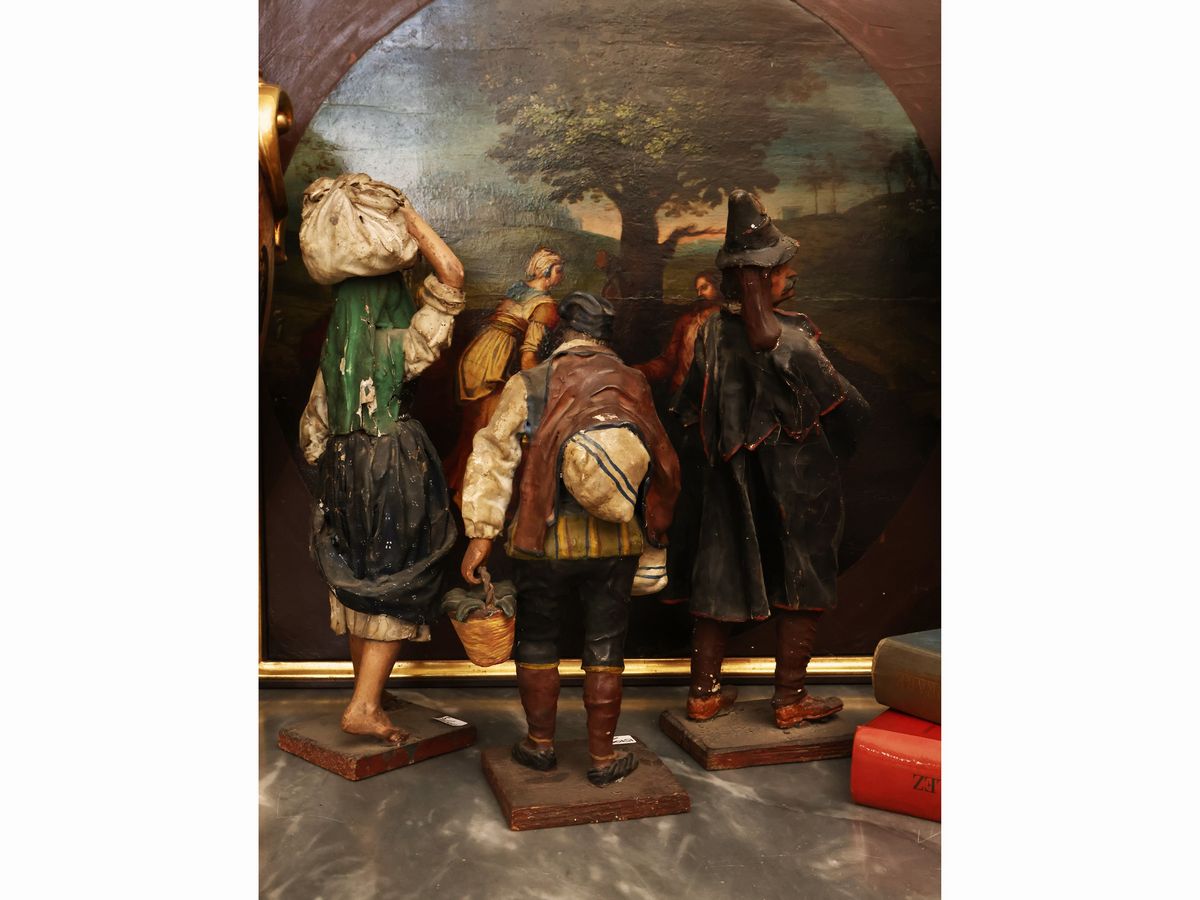 Tre Personaggi da Presepe in Cartapesta Dipinta