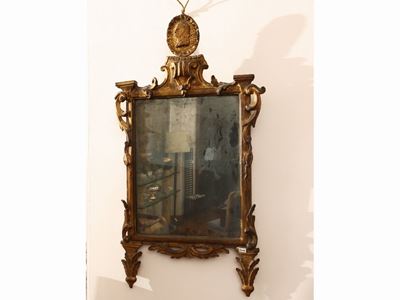 Piccola Specchiera con Cornice in Legno Intagliato e Dorato