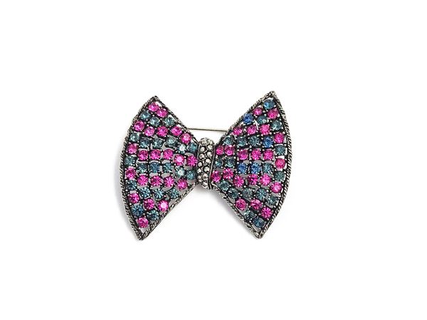 Weiss, Bow-shaped brooch