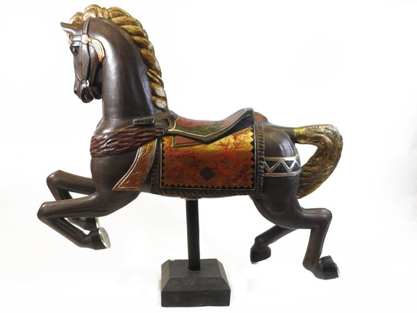 Cavallo da giostra in legno laccato, dipinto e dorato