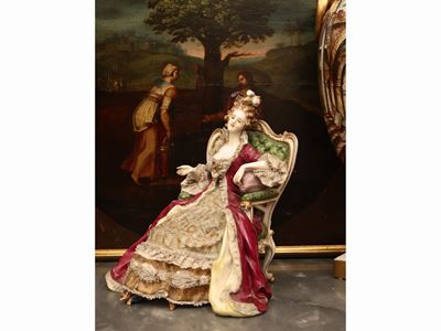 Dama Assisa in Porcellana Policroma