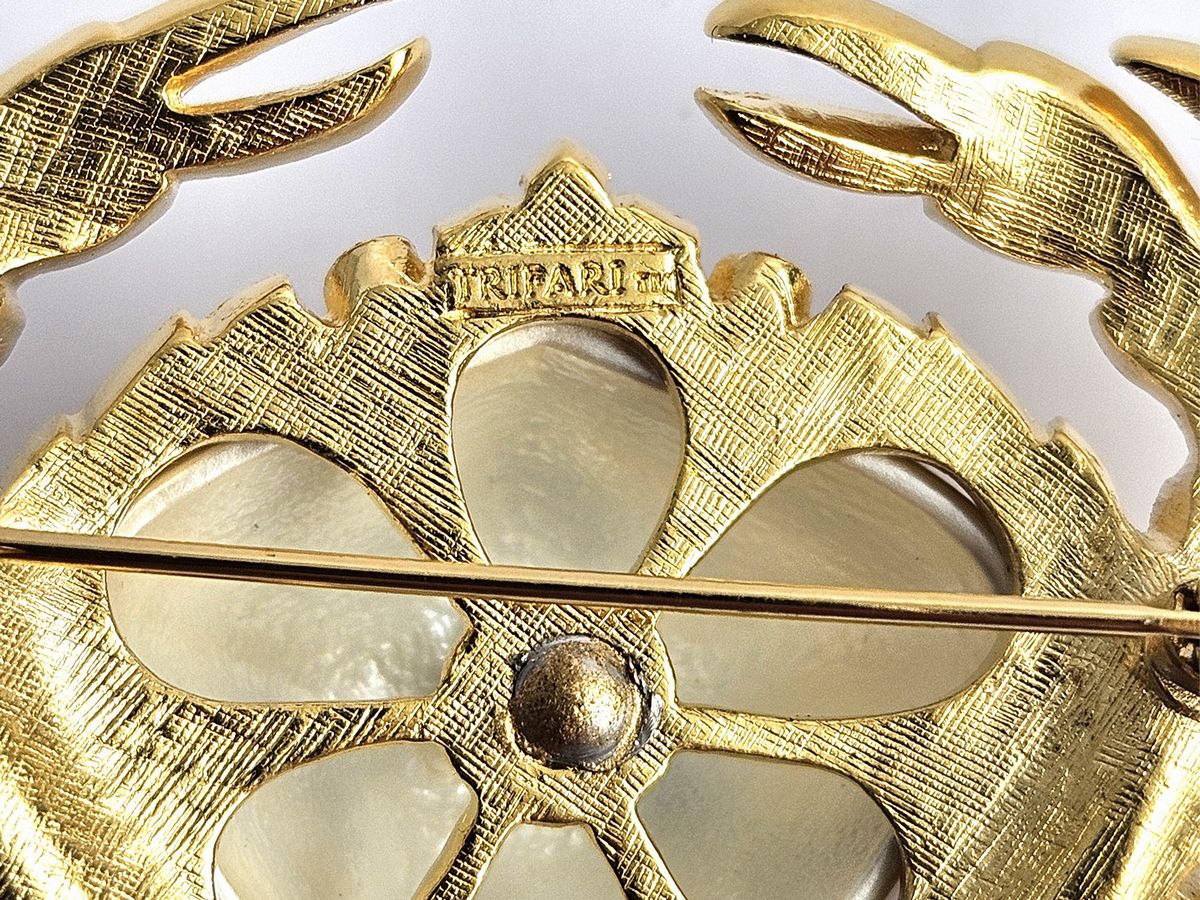Trifari, Spilla "crab"