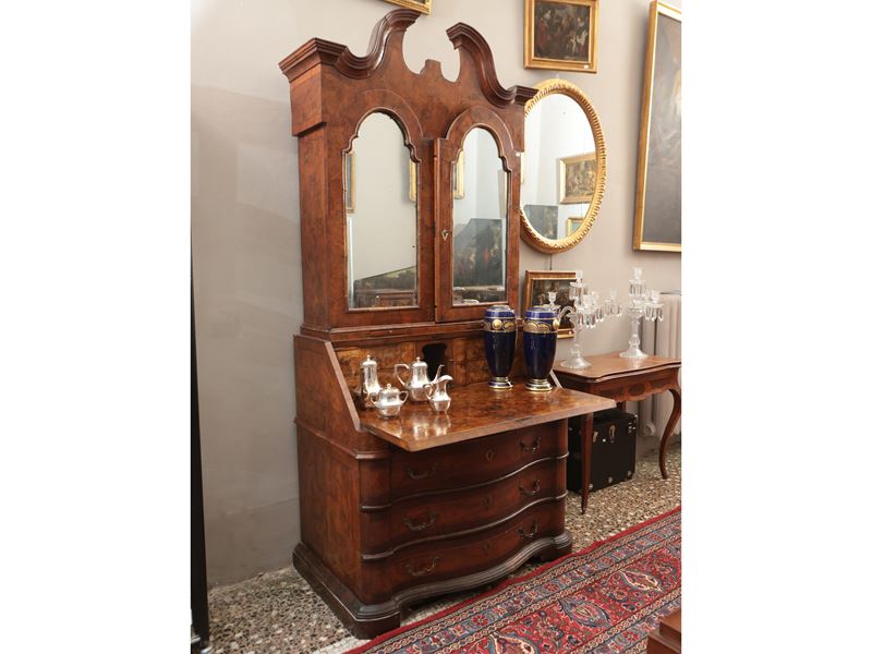 Trumeau impiallacciato in noce e radica di noce