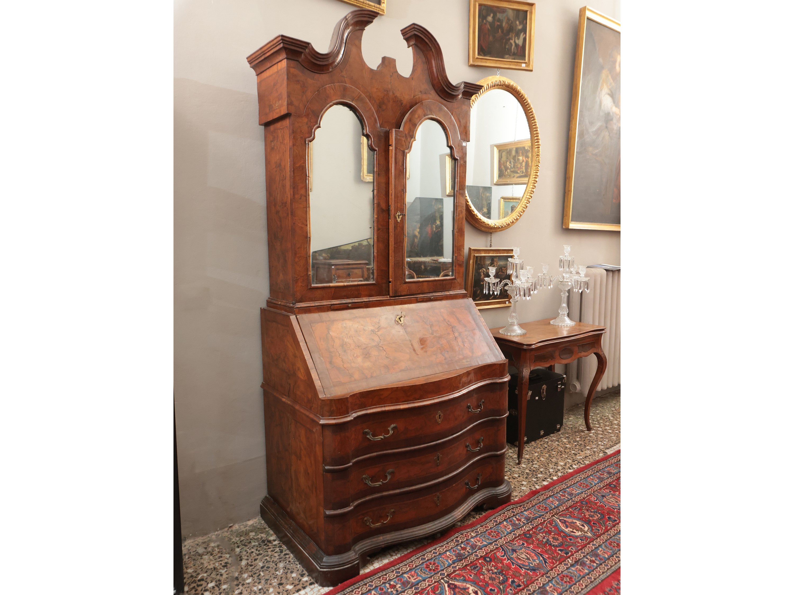 Trumeau impiallacciato in noce e radica di noce