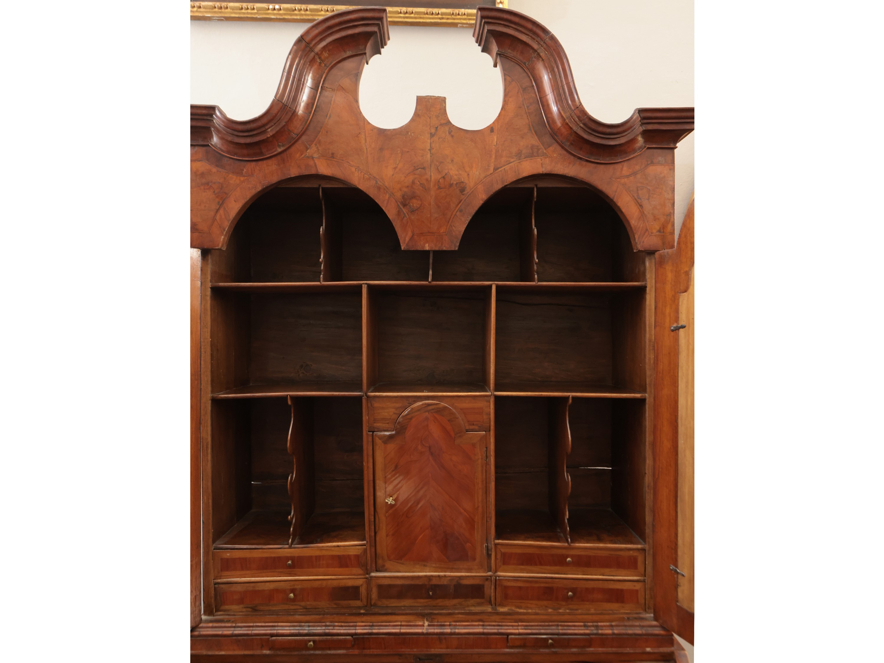 Trumeau impiallacciato in noce e radica di noce