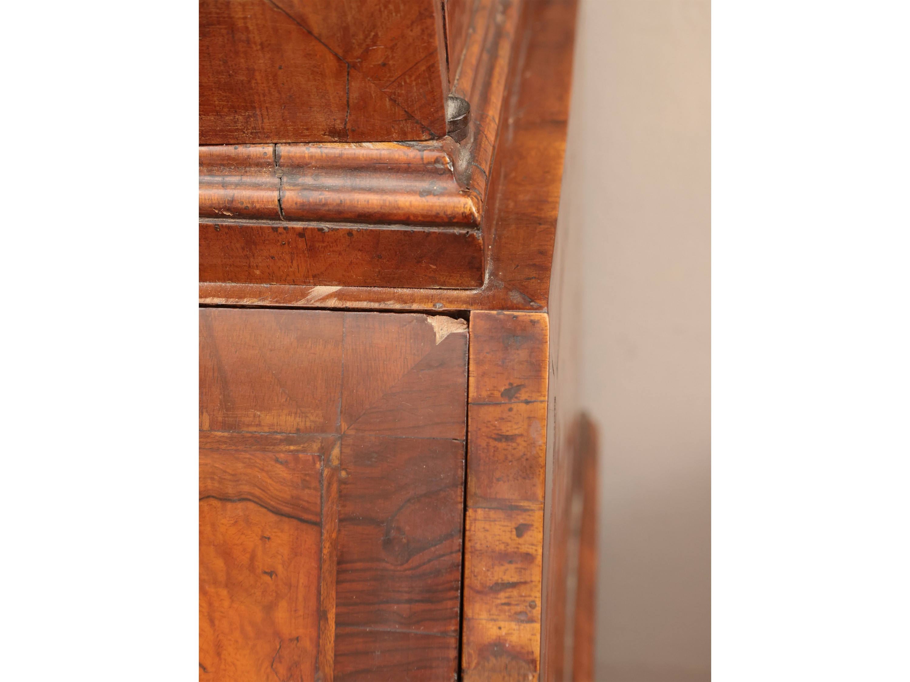 Trumeau impiallacciato in noce e radica di noce