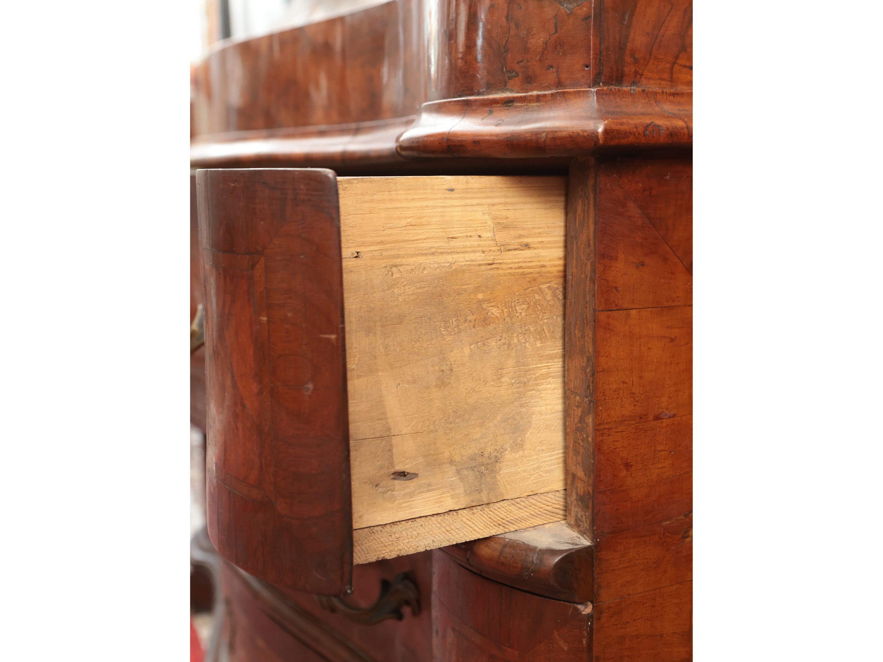 Trumeau impiallacciato in noce e radica di noce