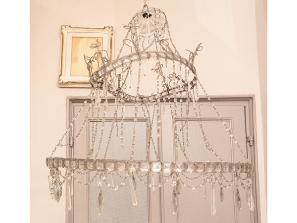 Grande lampadario a corona in cristallo e metallo