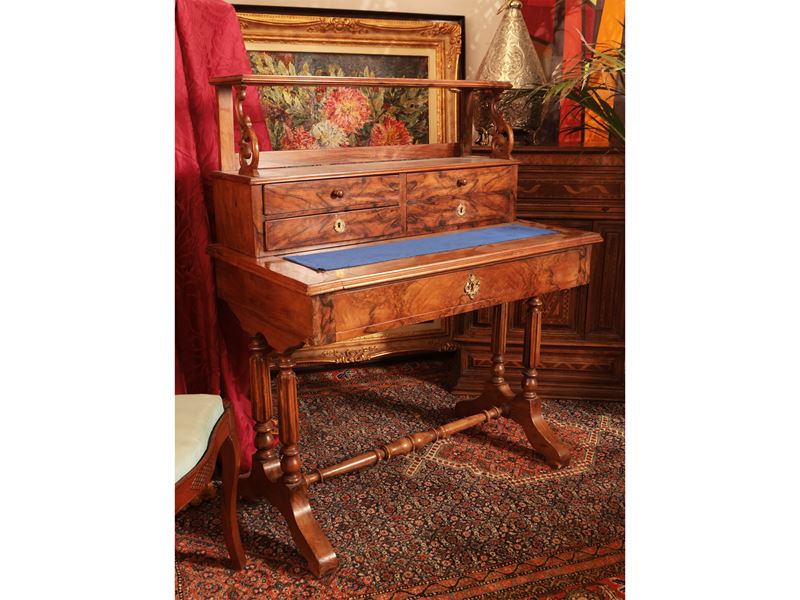 Piccolo scrittoio da signora in radica