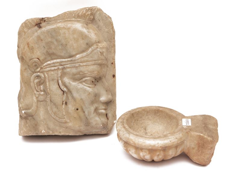 Piccola acquasantiera in marmo