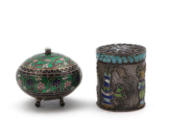 Due tabacchiere orientali in smalti cloisonné