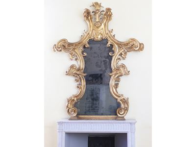 Grande Caminiera con Cornice in Legno Intagliato e Dorato