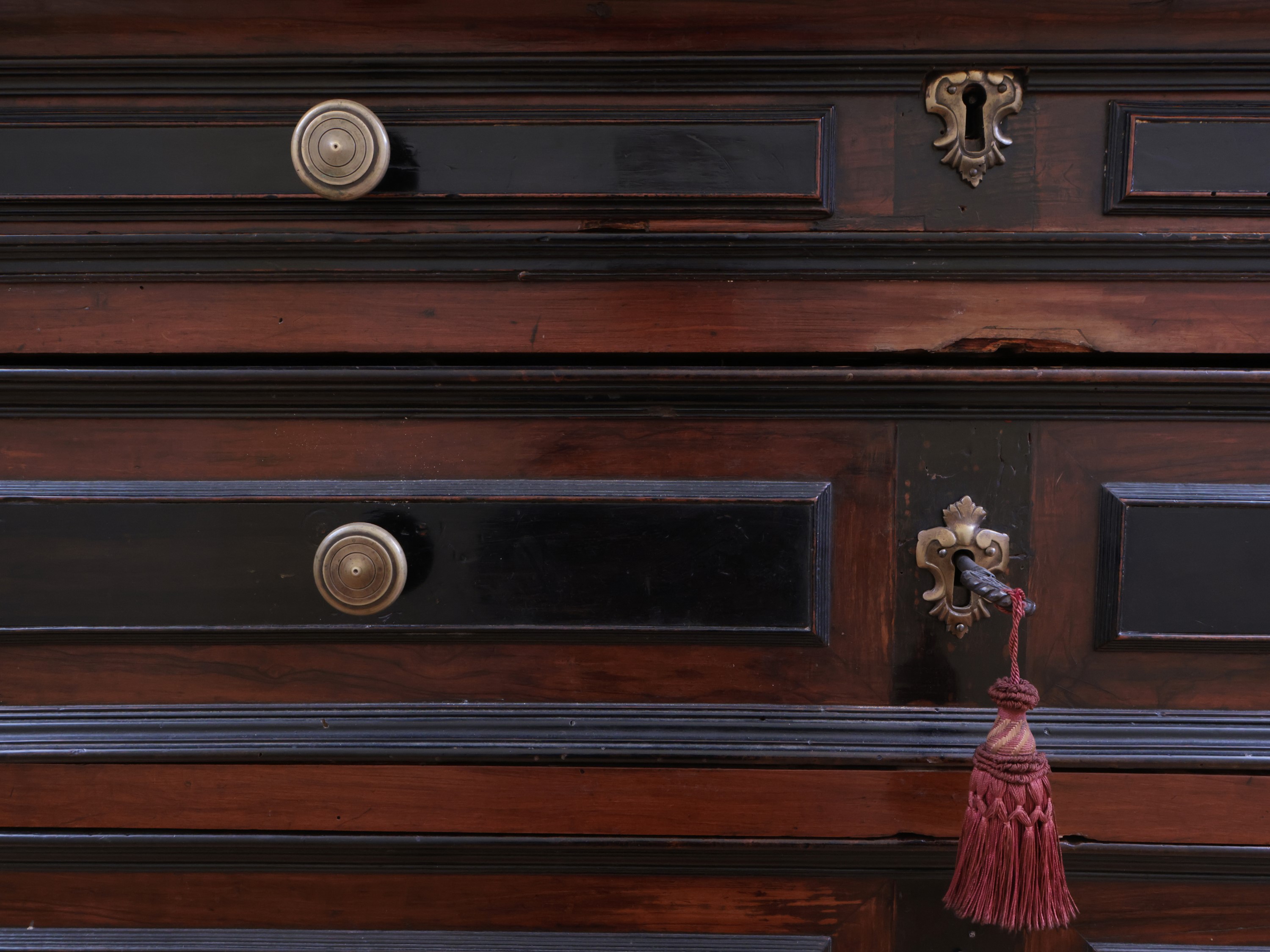 Cassettone impiallacciato in noce ed altre essenze