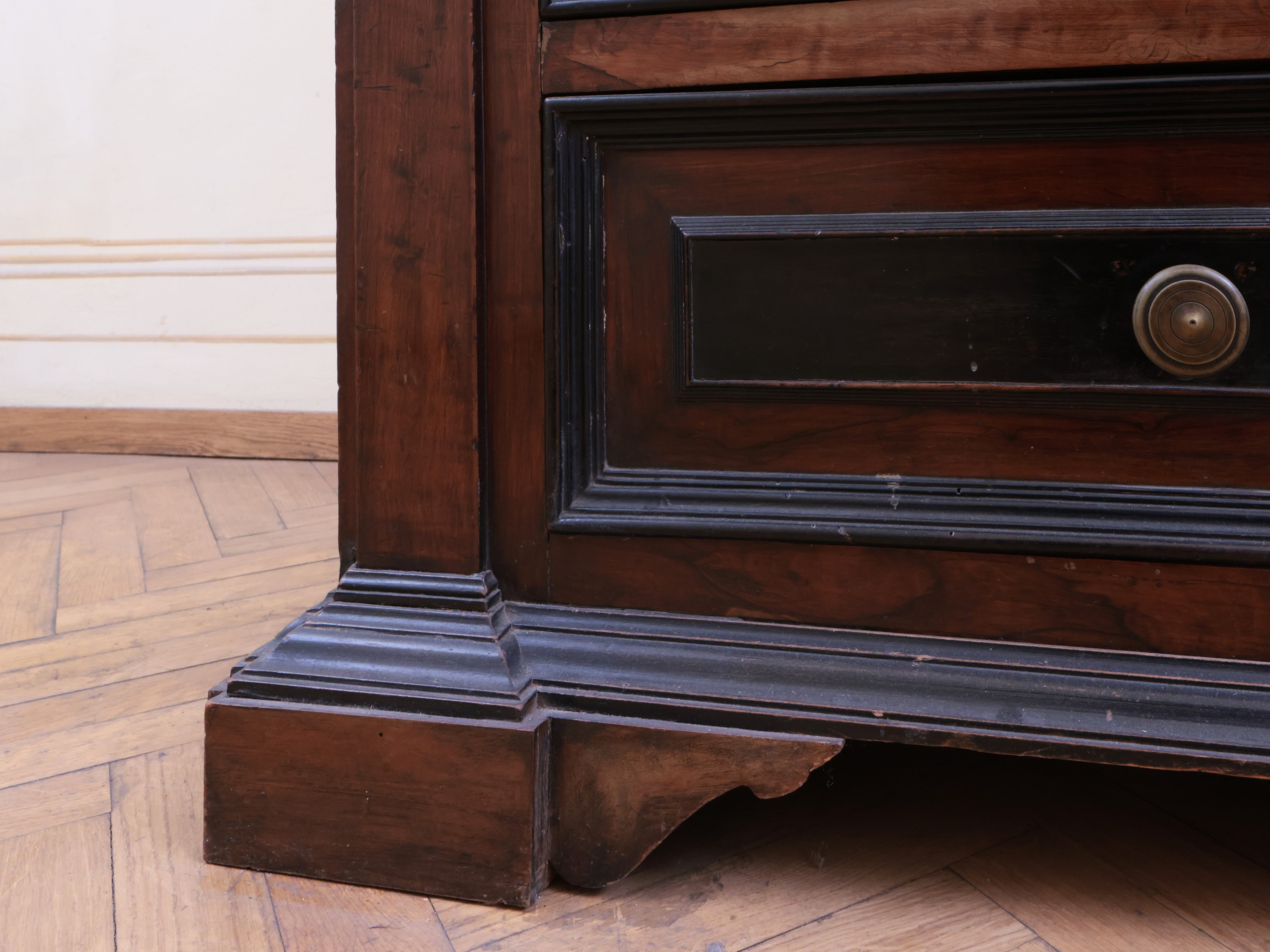 Cassettone impiallacciato in noce ed altre essenze