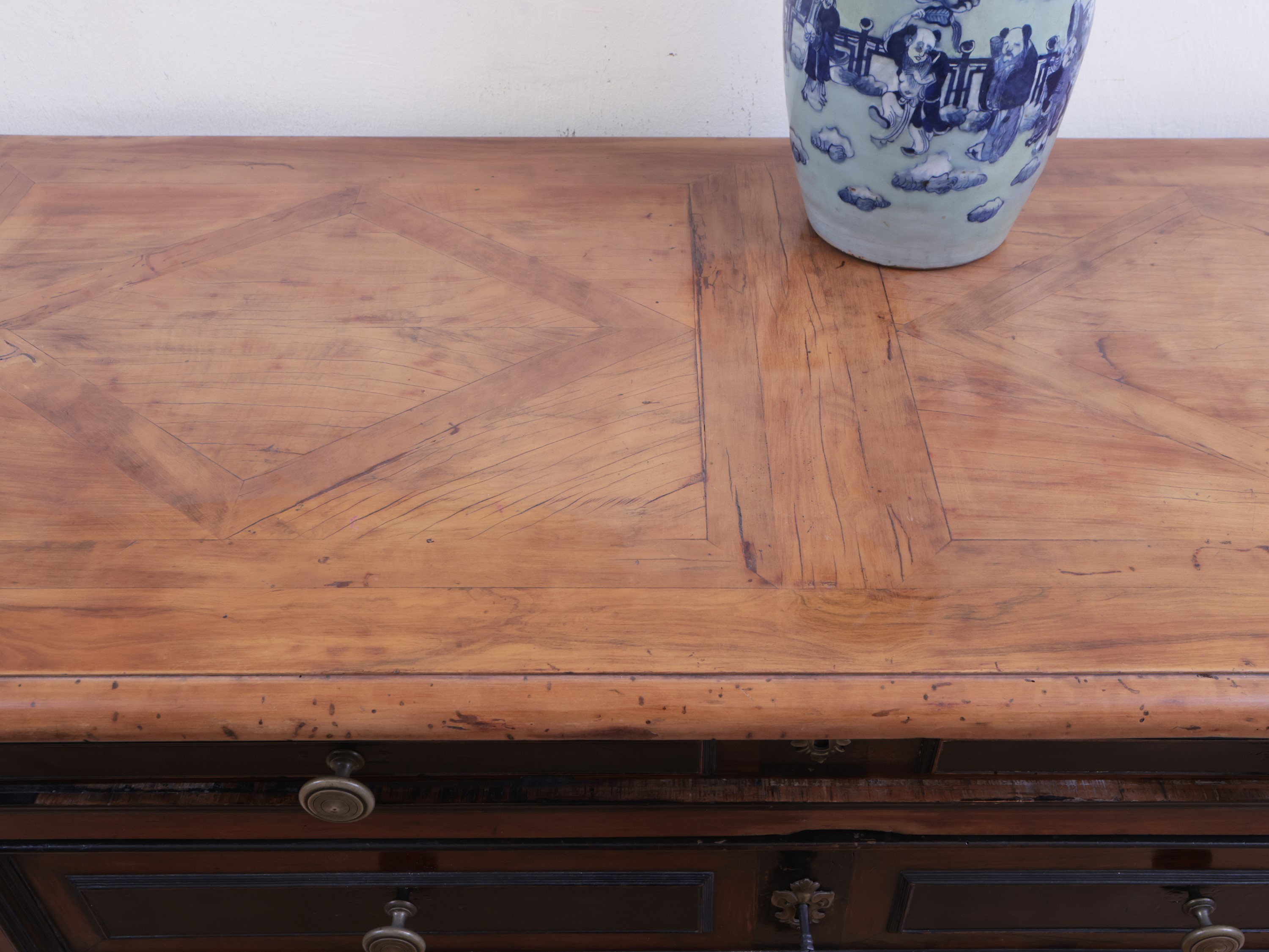 Cassettone impiallacciato in noce ed altre essenze