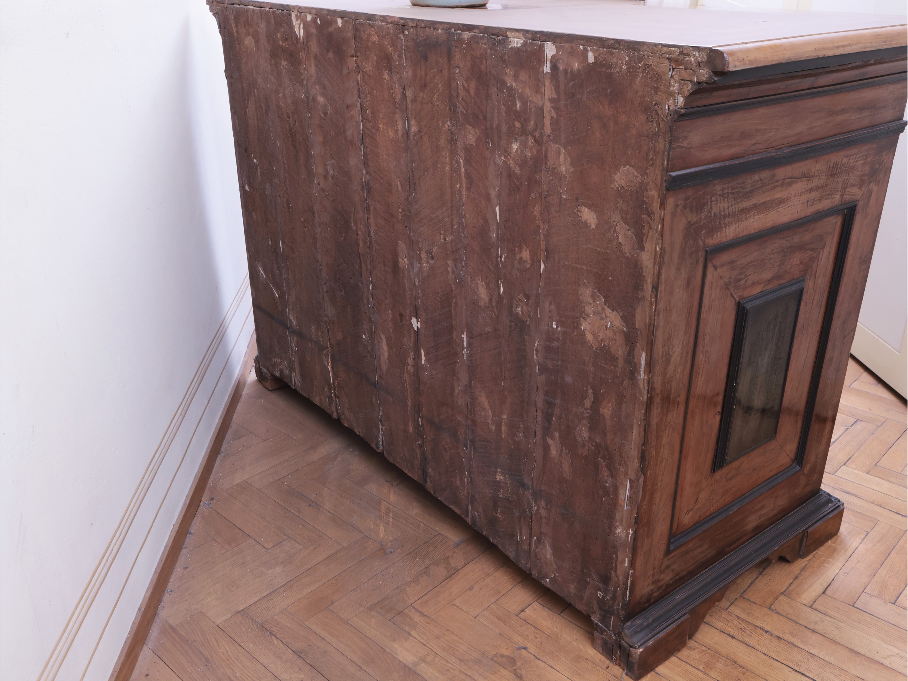 Cassettone impiallacciato in noce ed altre essenze