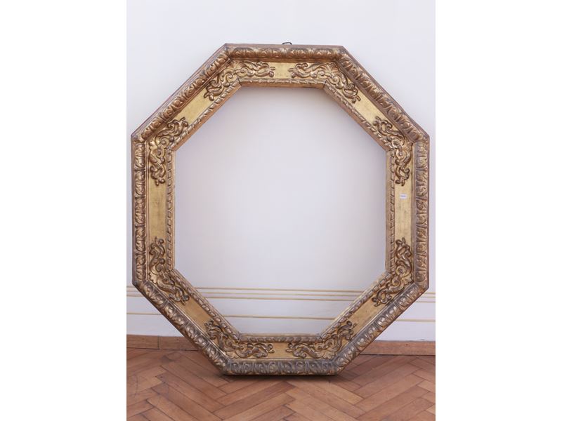 Cornice in legno e pastiglia dorata