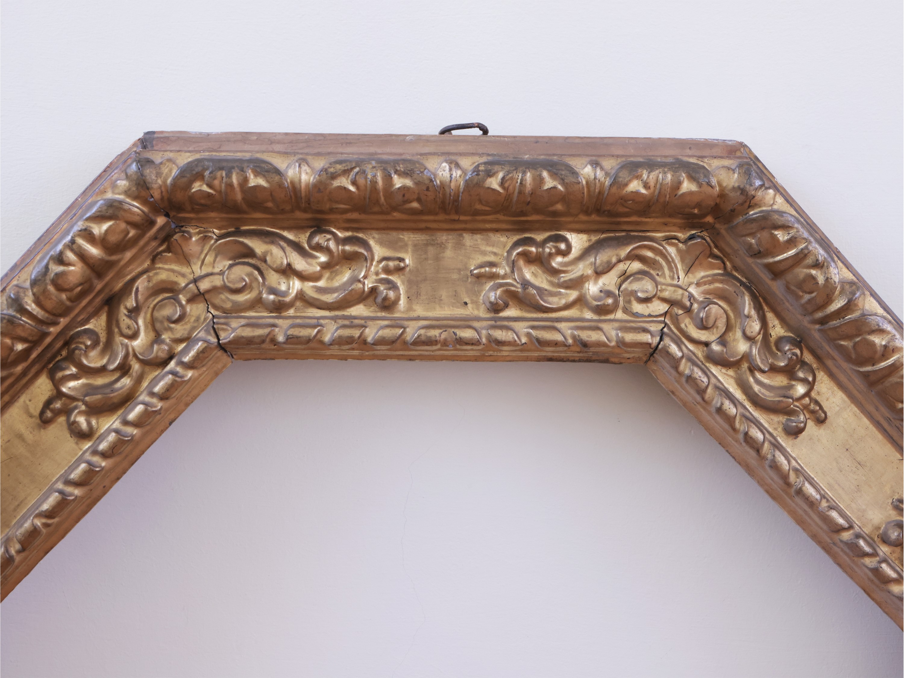Cornice in legno e pastiglia dorata