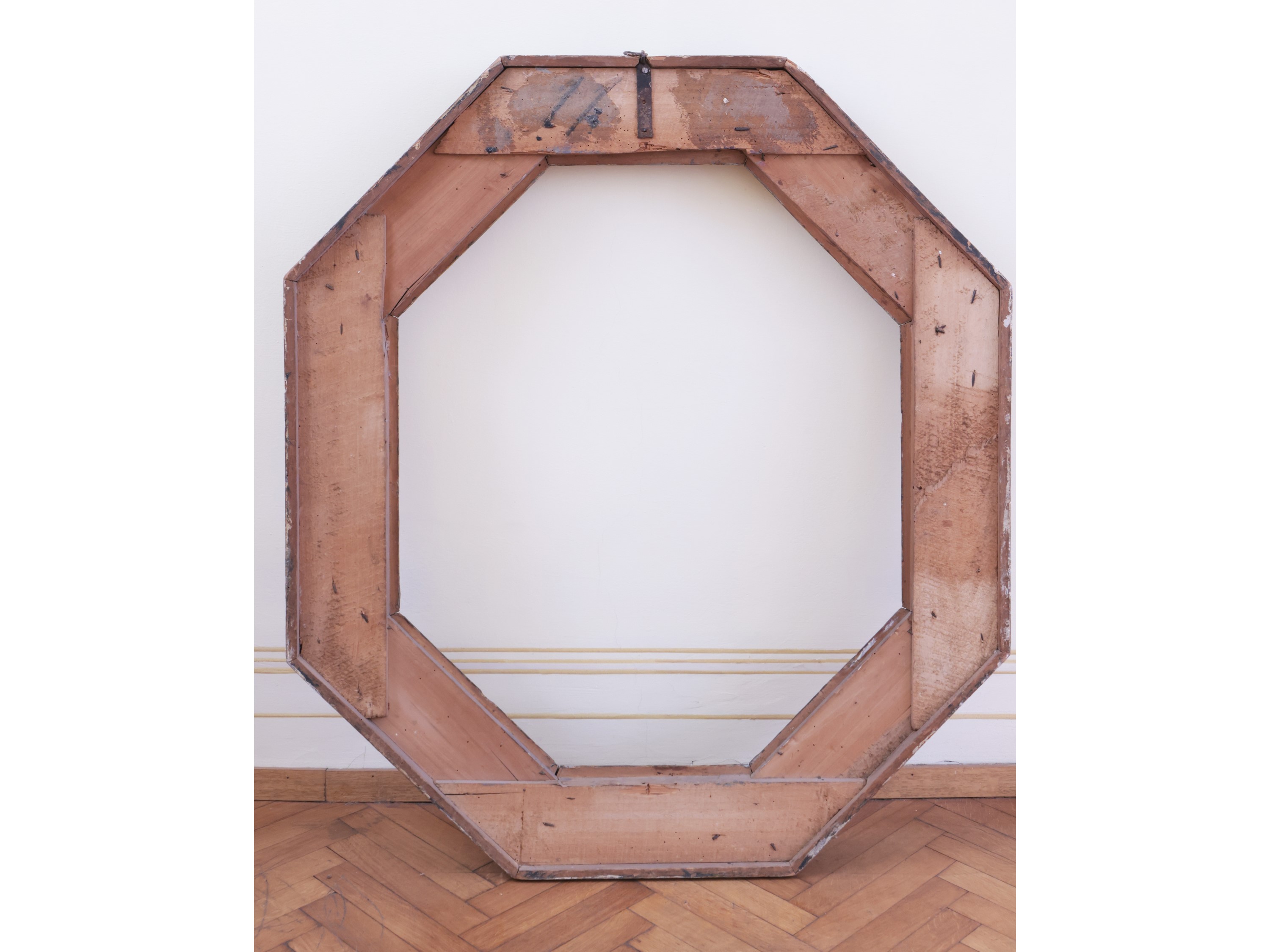 Cornice in legno e pastiglia dorata