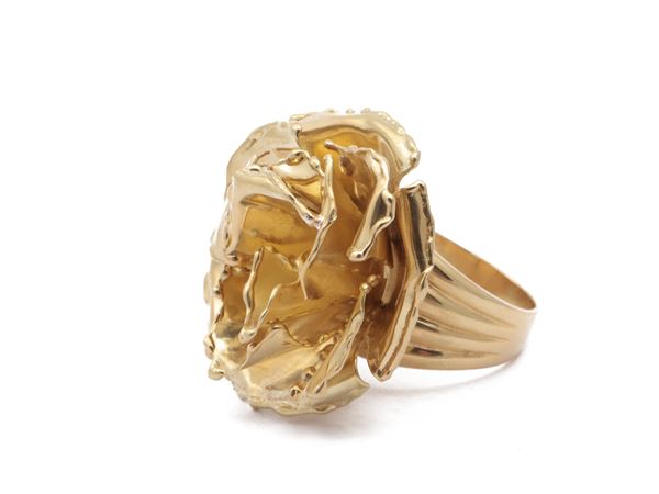 Large ring in 750 yellow gold