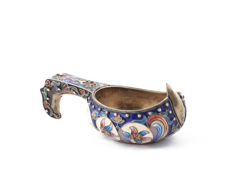 Piccolo Kovsh in Argento e Smalti Cloisonnè, San Pietroburgo, Fine del XIX Secolo