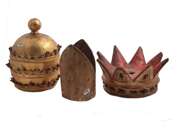 Tre accessori per sculture devozionali in legno intagliato e dorato, XIX secolo