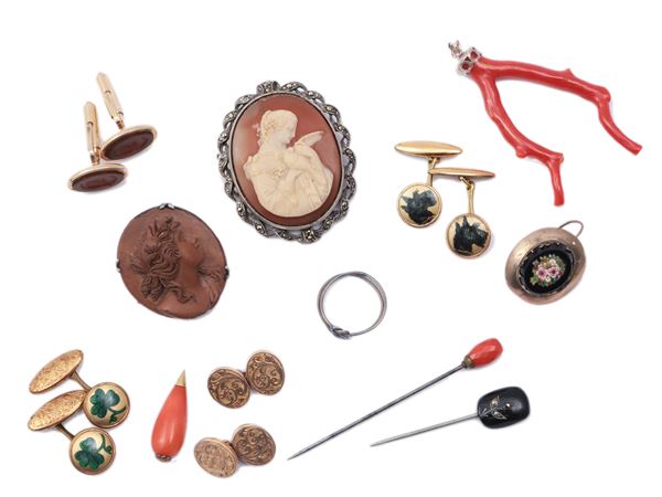 Assortment of vintage jewelry