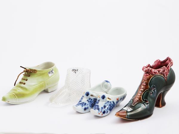 Quattro scarpette portafortuna in ceramica e vetro, prima metà del XX secolo