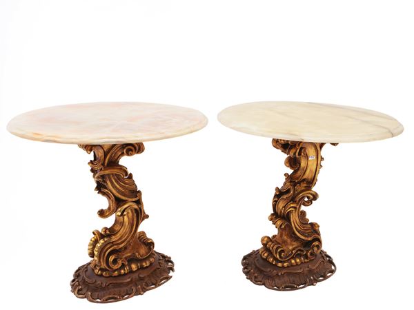 Coppia di tavolini in legno intagliato e dorato