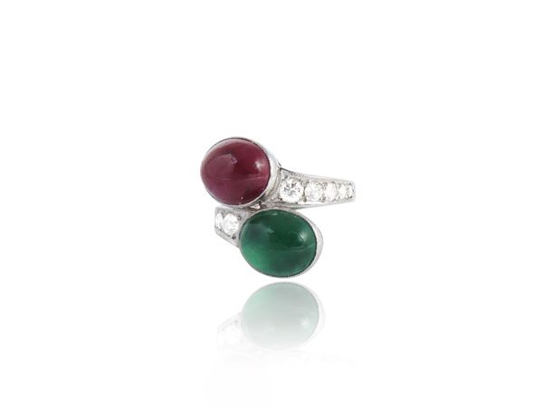 White gold 'toi e moi' ring with diamonds, ruby and emerald