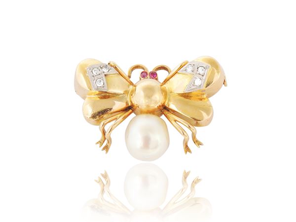Yellow gold animalier brooch with diamonds, rubies and cultured pearl