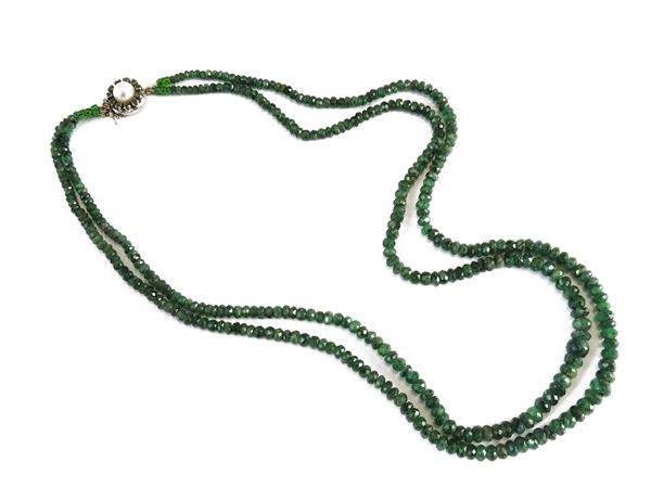 Necklace with two strands of emeralds with firmness in white gold, emeralds and cultured pearl