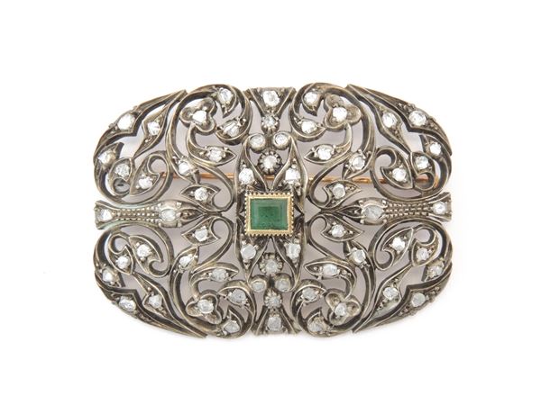 Brooch in low title gold and silver with diamonds and emerald  - Auction Jewels and Watches - Maison Bibelot - Casa d'Aste Firenze - Milano