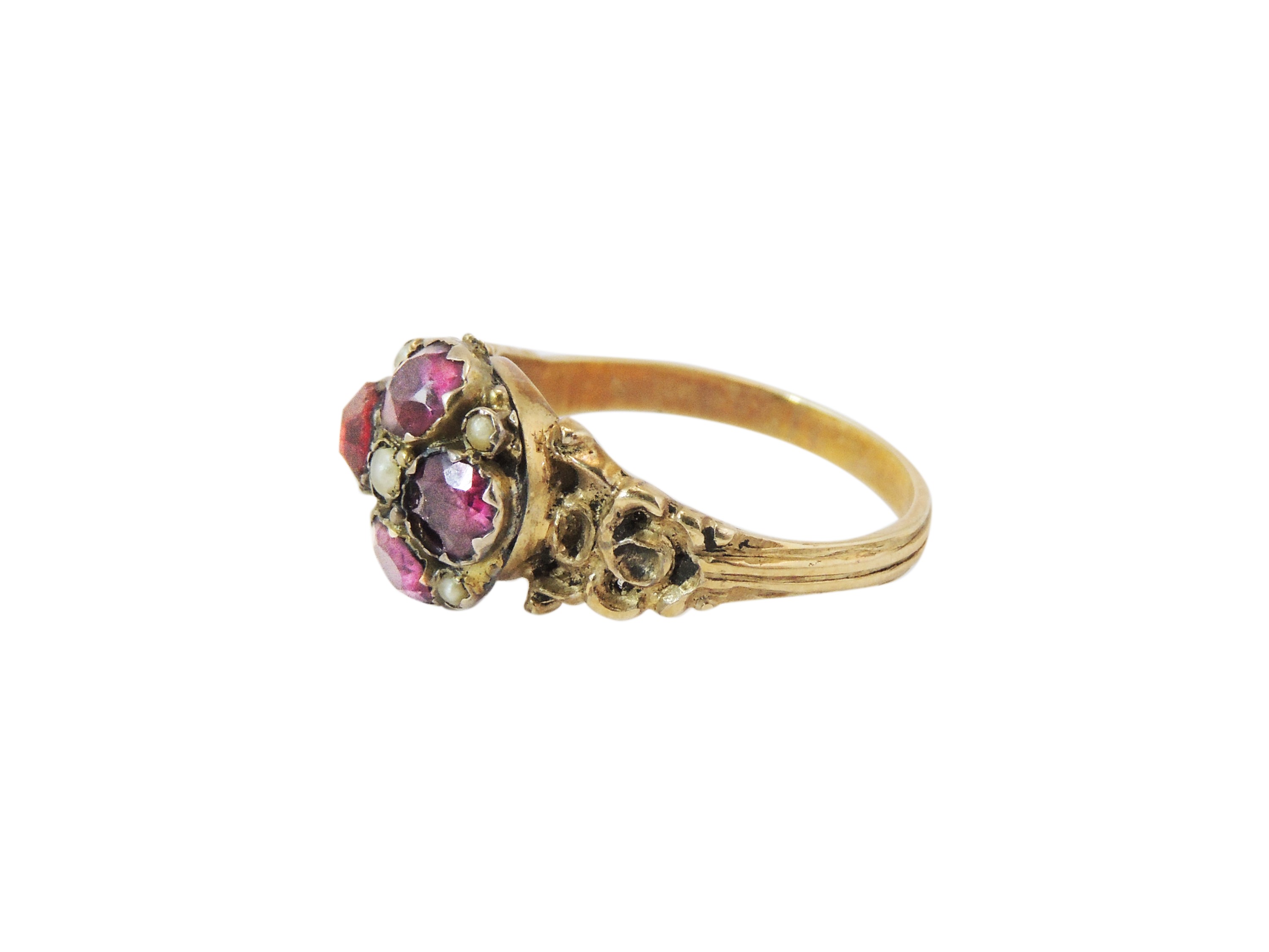 Anello in Oro a Basso Titolo con Granati e Microperle