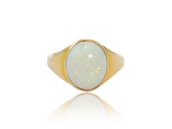 Yellow gold ring with white noble opal