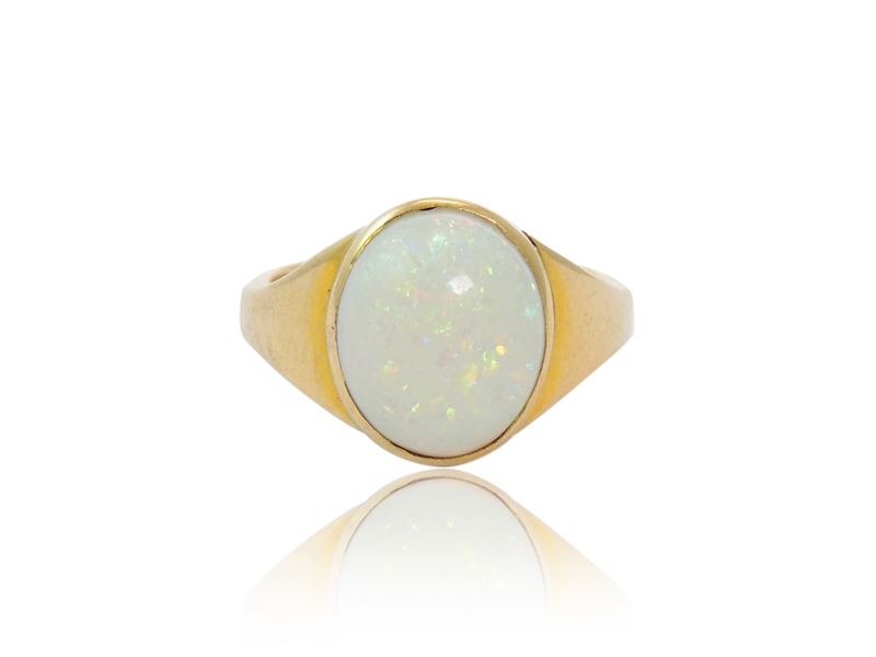 Anello in Oro Giallo con Opale Nobile Bianco