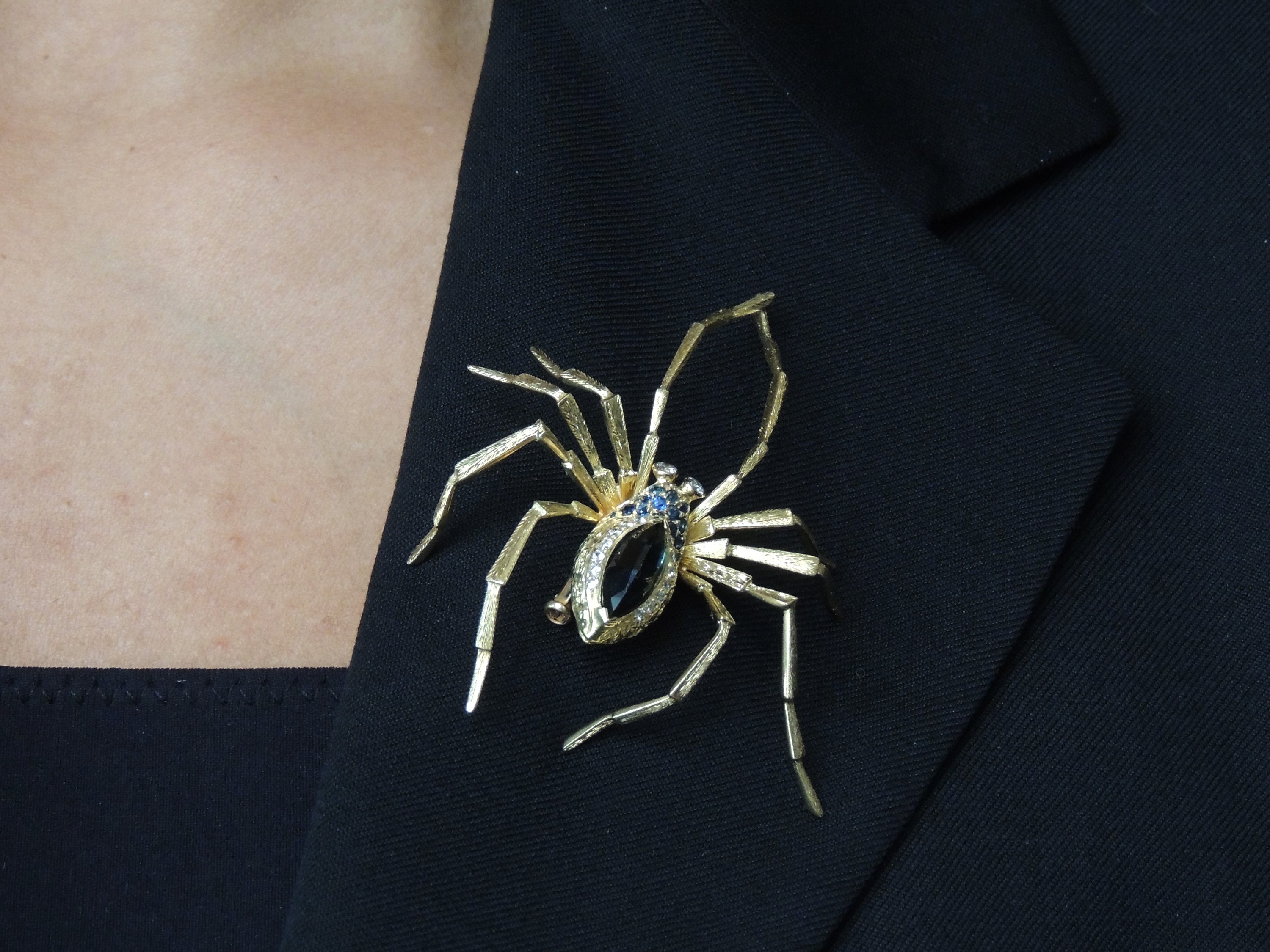 Spilla Animalier in Oro Giallo con Diamanti e Zaffiri