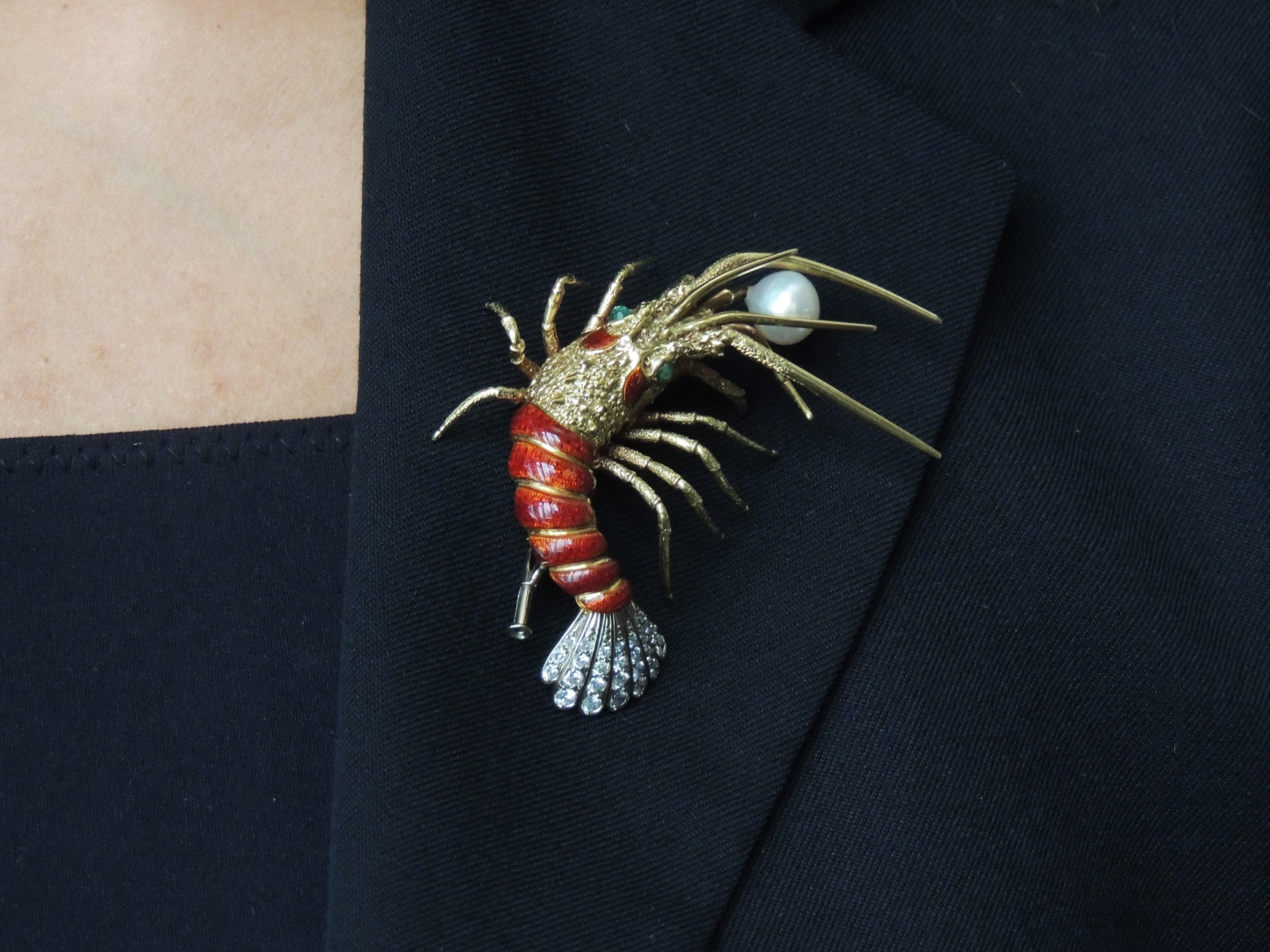 Spilla Animalier in Oro Giallo con Perla Coltivata e Smalti Policromi