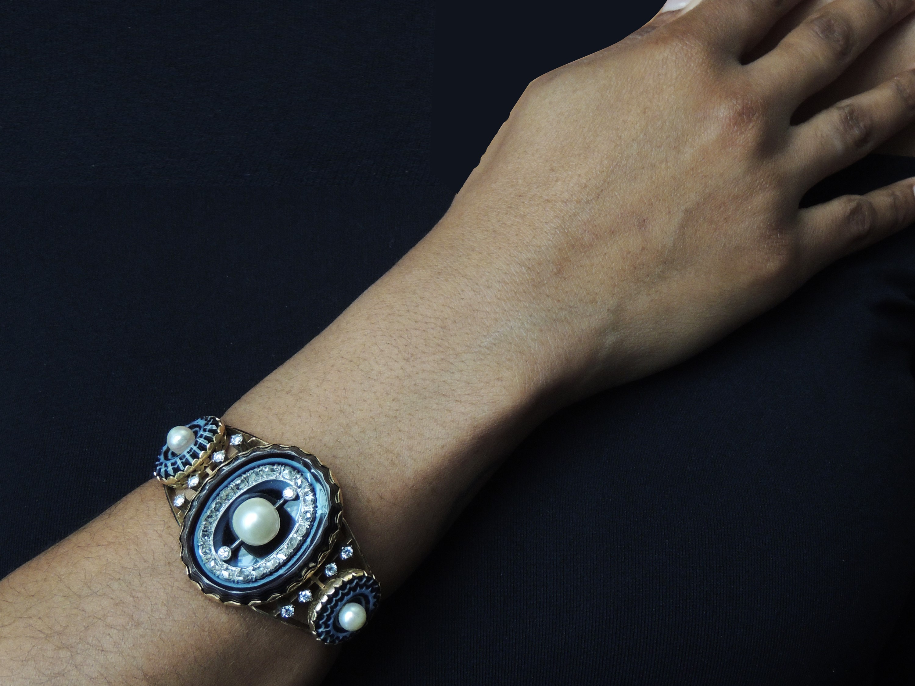 Bracciale Rigido in Oro Giallo con Diamanti, Perle e Agate