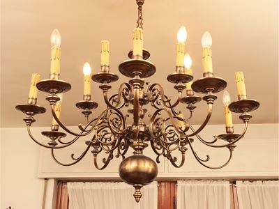 Lampadario in Metallo di Gusto Fiammingo
