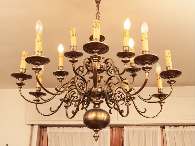 Lampadario in Metallo di Gusto Fiammingo