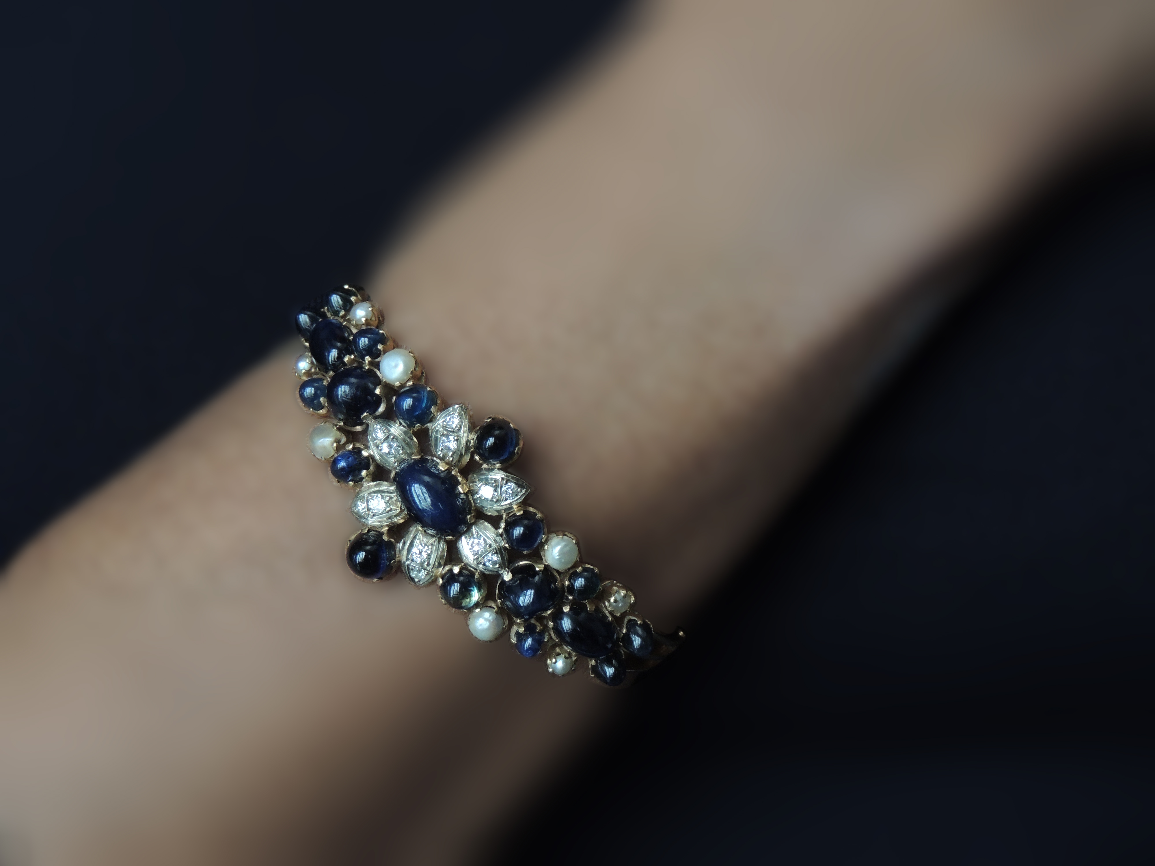 Bracciale Rigido in Oro Giallo con Diamanti, Zaffiri e Perle