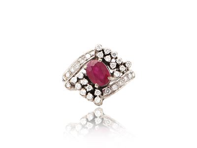 Anello in Oro Bianco con Diamanti e Rubino