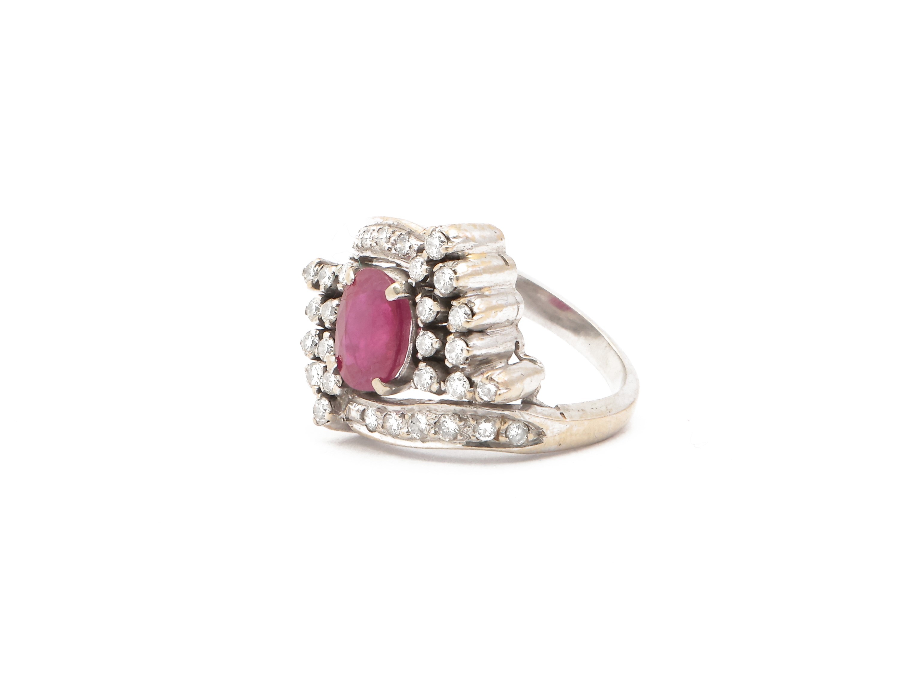 Anello in Oro Bianco con Diamanti e Rubino