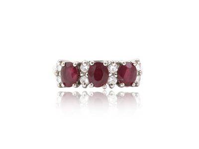 Anello Trilogy in Oro Bianco con Diamanti e Rubini