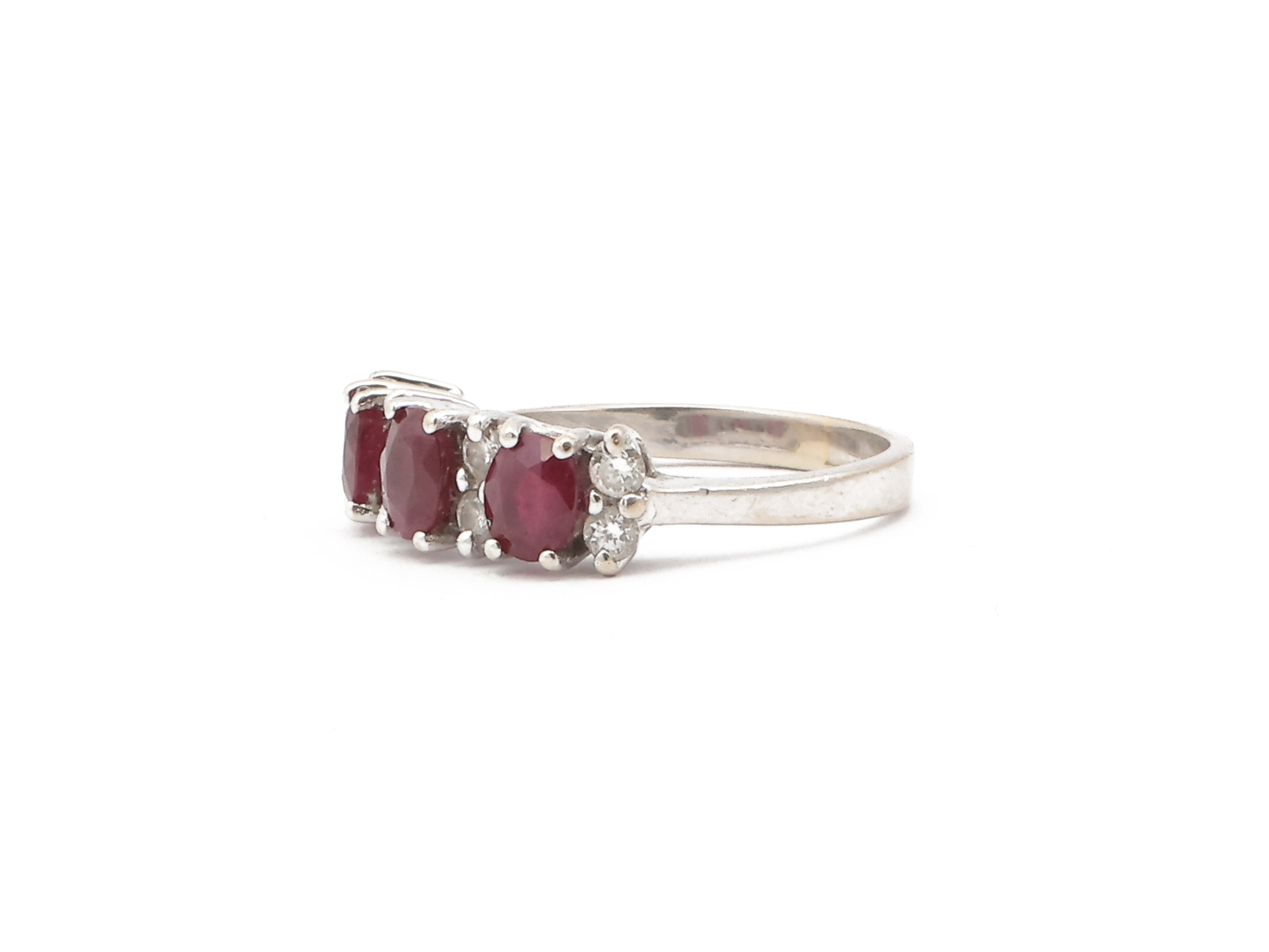 Anello Trilogy in Oro Bianco con Diamanti e Rubini