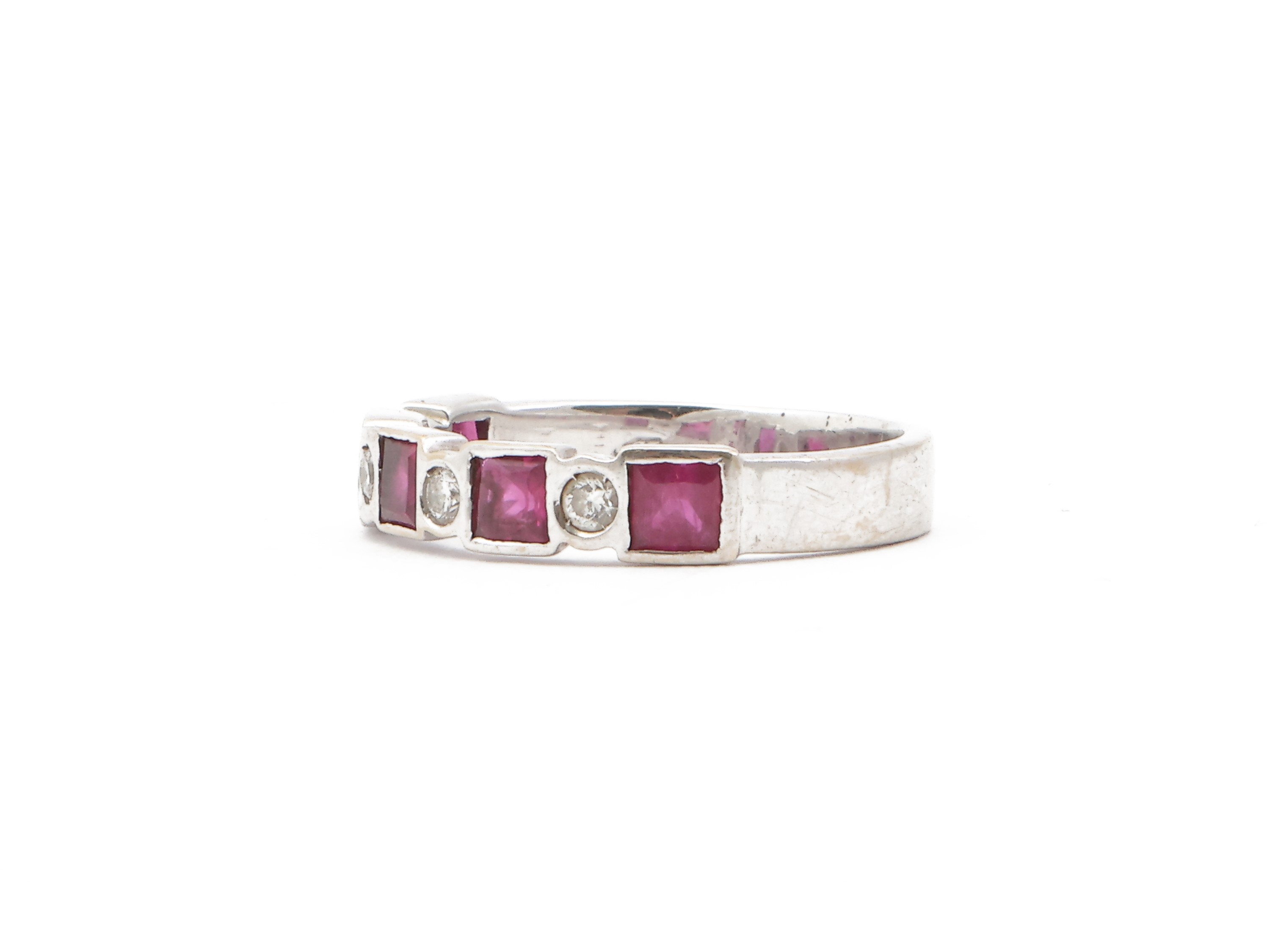 Anello Riviere in Oro Bianco con Diamanti e Rubini