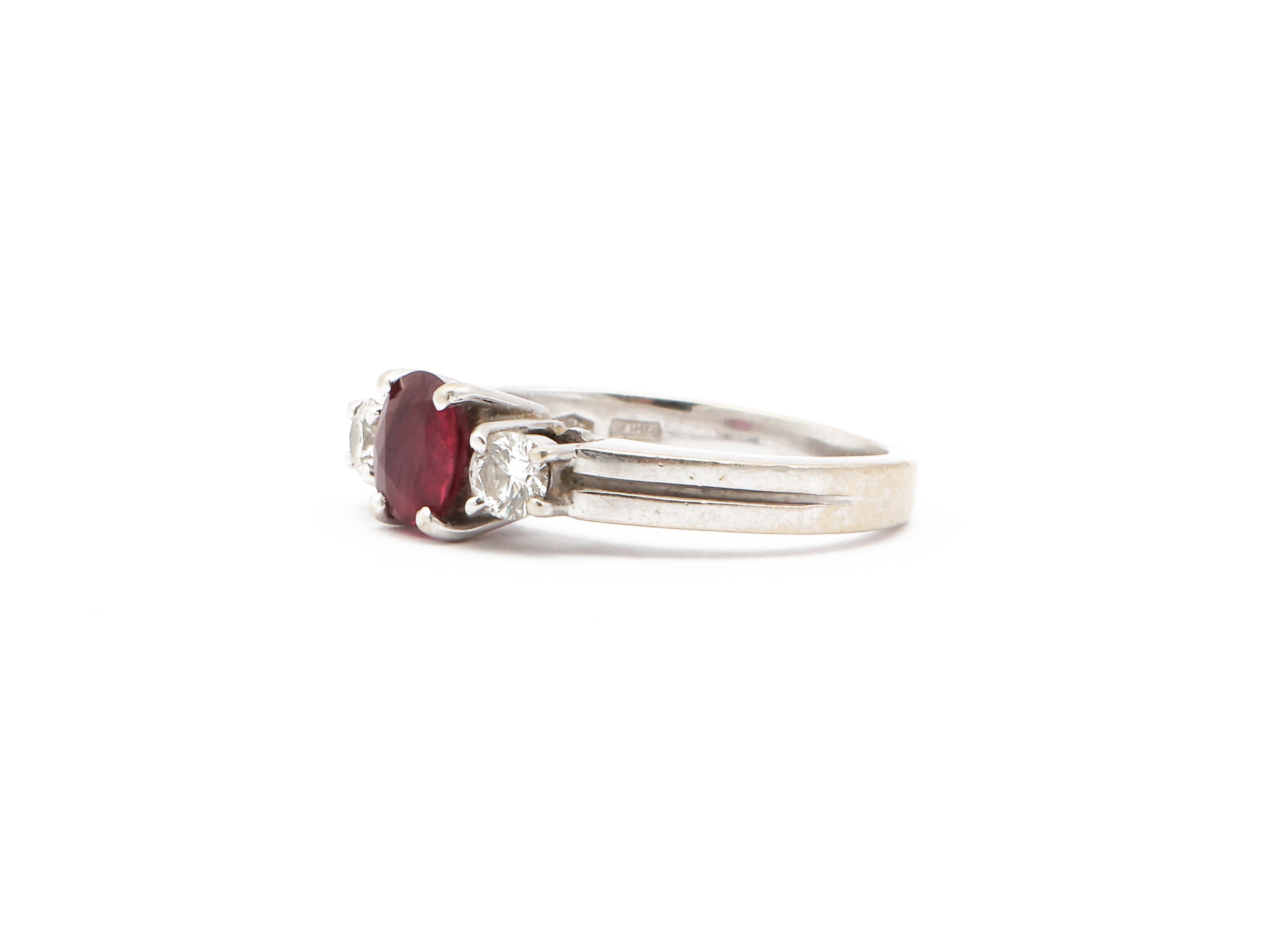 Anello in Oro Bianco con Diamanti Rubino