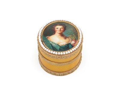 Tabacchiera in Oro Giallo e Rosa con Perle Smalti Gialli e Miniatura