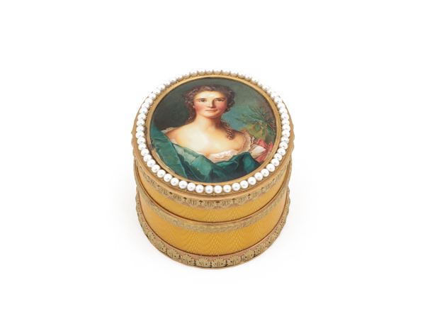 Yellow and pink gold snuffbox with yellow enamel pearls and miniature